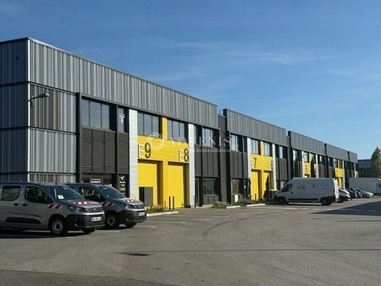Flex in Poissy for sale - Building Photo - Image 3 of 12