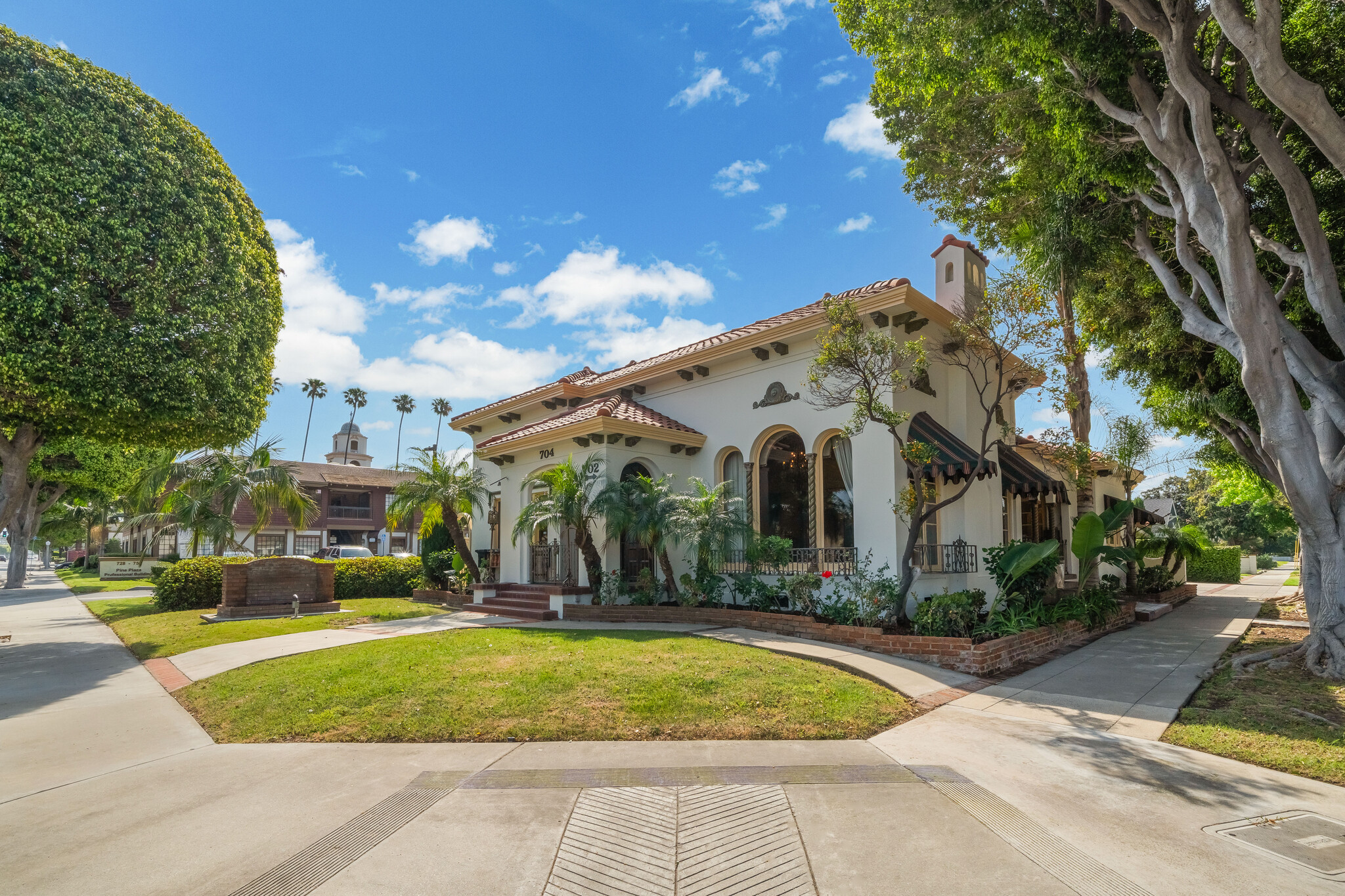 702-704 E Chapman Ave, Orange, CA for lease Primary Photo- Image 1 of 49