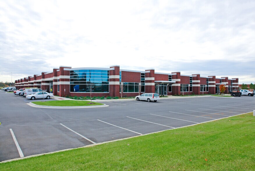 7027 Old Madison Pike NW, Huntsville, AL à louer - Photo du bâtiment - Image 1 de 3