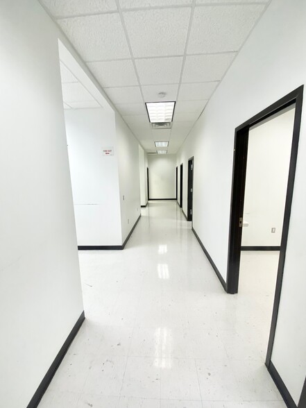 8202 Spring Valley Rd, Dallas, TX for lease - Interior Photo - Image 2 of 6