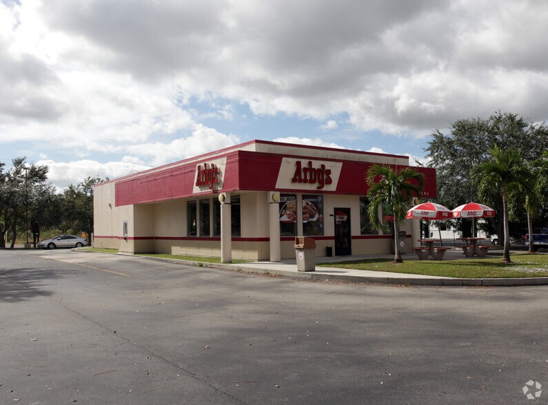 9290 Daniels Pky, Fort Myers, FL à louer - Photo du bâtiment - Image 2 de 4