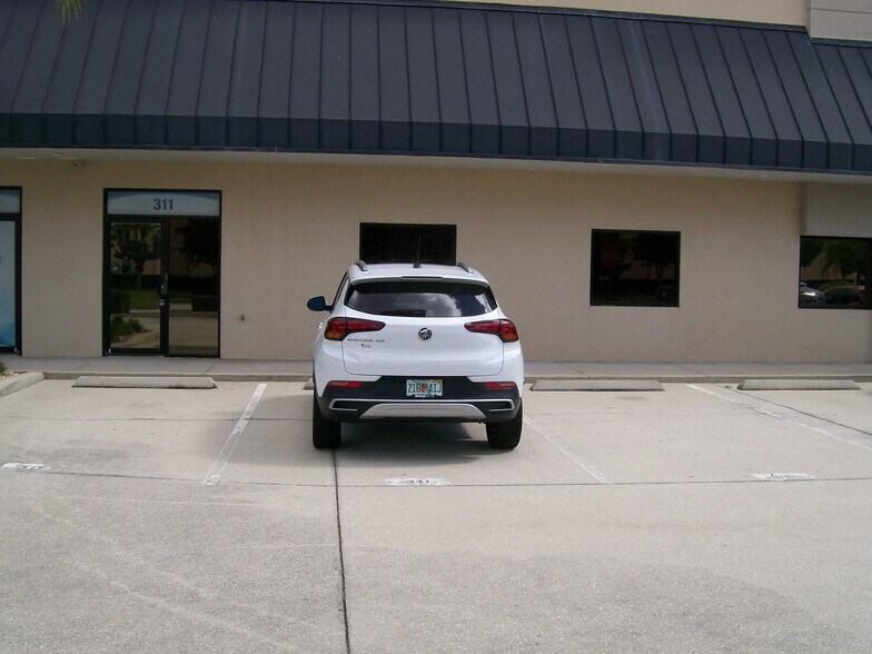 311 Specialty Pt, Sanford, FL à louer - Photo du bâtiment - Image 2 de 14