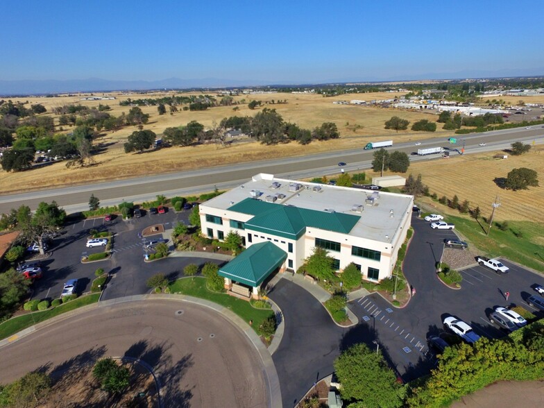 2450 Sister Mary Columba Dr, Red Bluff, CA à vendre - Photo du b timent - Image 2 de 16