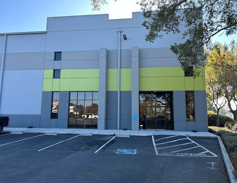 2401 Bert Dr, Hollister, CA à louer - Photo du bâtiment - Image 3 de 9