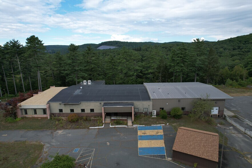 450 W River St, Orange, MA à vendre - Photo du bâtiment - Image 2 de 21