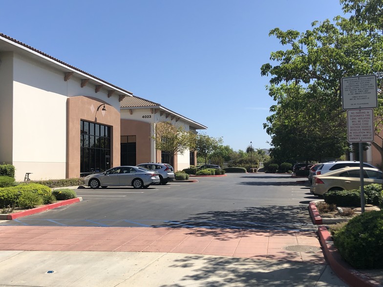 4023 Camino Ranchero, Camarillo, CA à louer - Photo du bâtiment - Image 3 de 6