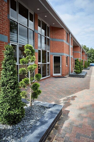 60 Manchester Rd, Northwich à vendre - Photo du bâtiment - Image 3 de 36