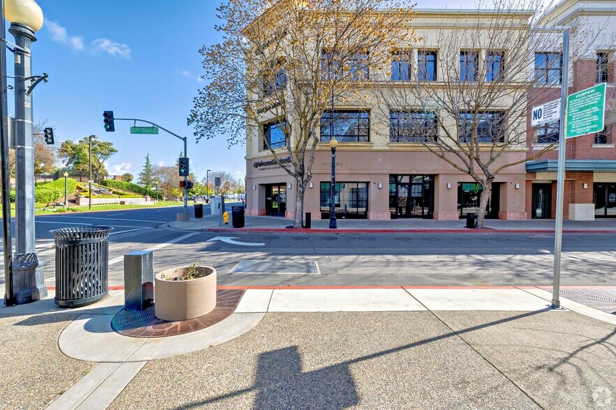 1020 10th St, Modesto, CA à louer - Photo du bâtiment - Image 3 de 15