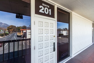 715 N Mountain Ave, Upland, CA à louer Photo intérieure- Image 1 de 11