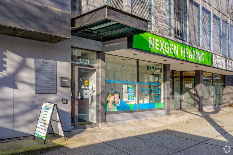 1221 Lonsdale Ave, North Vancouver, BC à louer - Photo du bâtiment - Image 2 de 5