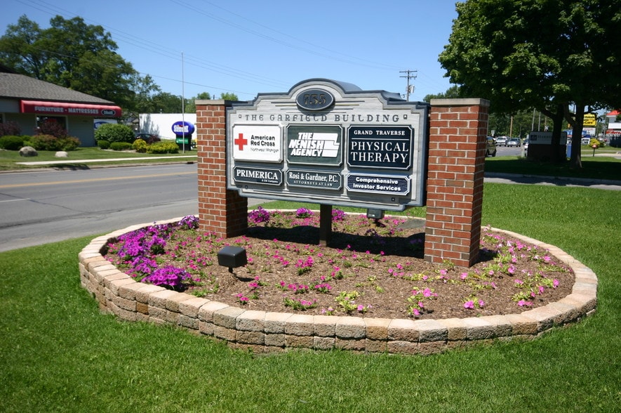 735 S Garfield Ave, Traverse City, MI for lease - Building Photo - Image 2 of 3