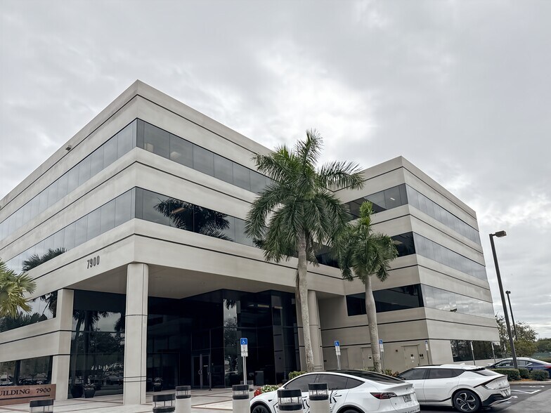 7900 Oak Ln, Miami Lakes, FL à louer - Photo du bâtiment - Image 2 de 12