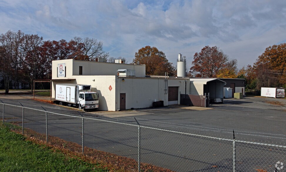 311-333 Oakdale Rd, Charlotte, NC for sale - Primary Photo - Image 1 of 18