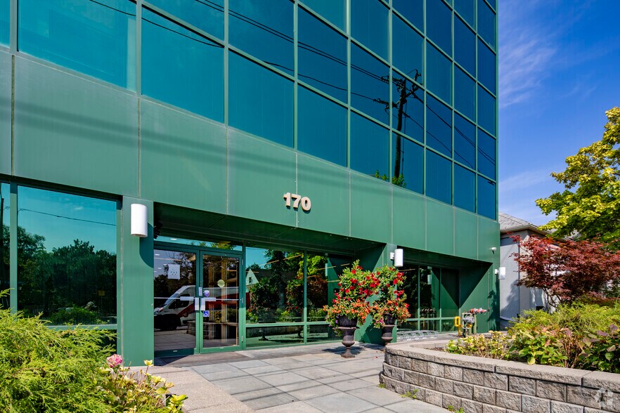 170 Sheppard Ave E, Toronto, ON à louer - Photo du bâtiment - Image 2 de 5