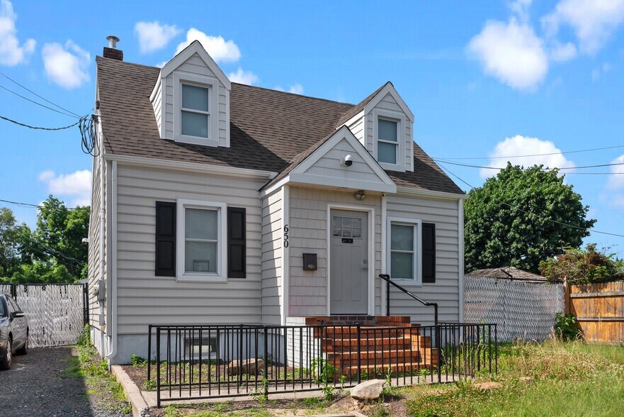 650 W Bridge St, Morrisville, PA à vendre - Photo du bâtiment - Image 2 de 36