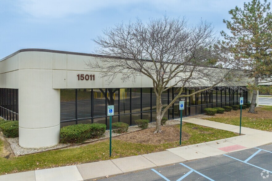 15011 S Commerce Dr, Dearborn, MI for lease - Building Photo - Image 2 of 10