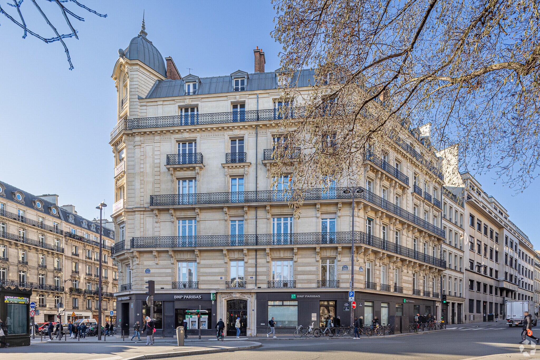 Office in Paris for sale Primary Photo- Image 1 of 4