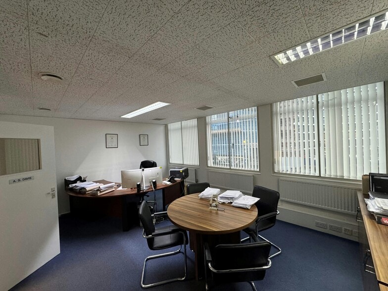 Mount Pleasant Rd, Barnet for lease - Interior Photo - Image 3 of 19