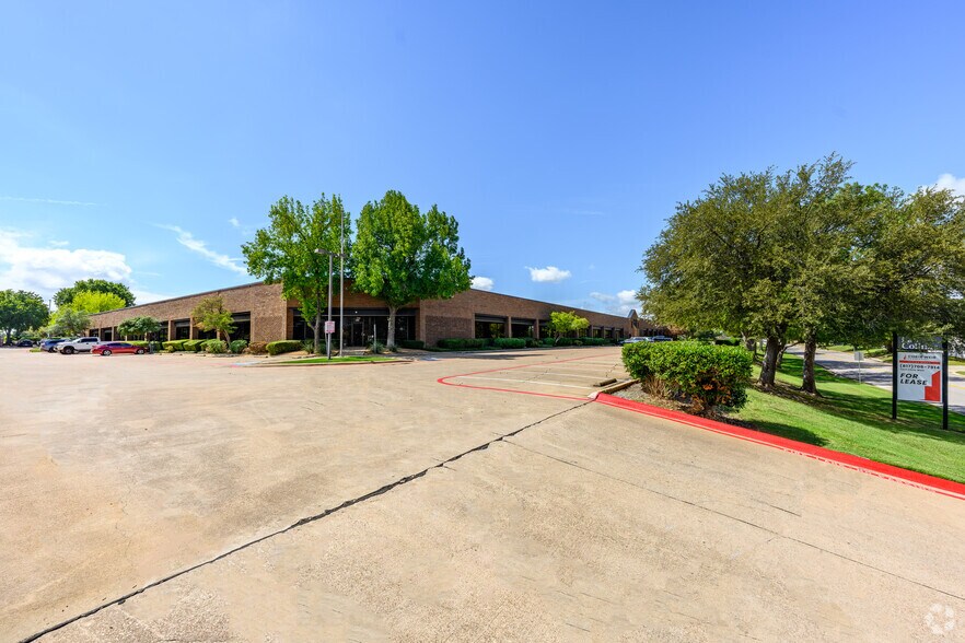 3150 Premier Dr, Irving, TX à louer - Photo du bâtiment - Image 2 de 15