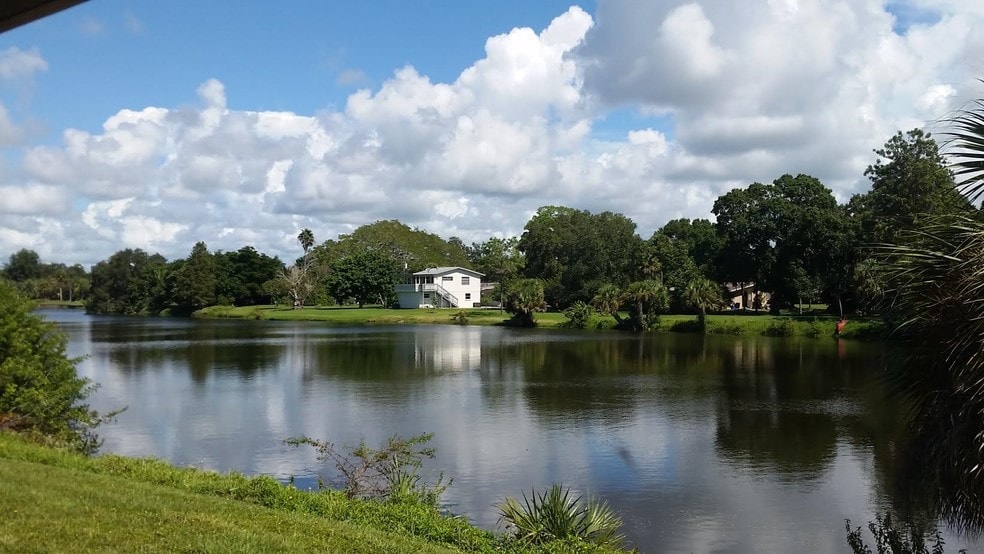 5717 Bessie Dr, Sarasota, FL for lease - Building Photo - Image 3 of 14