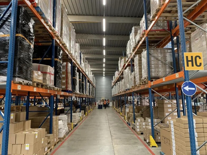 Flex in Lisses for lease - Interior Photo - Image 2 of 7