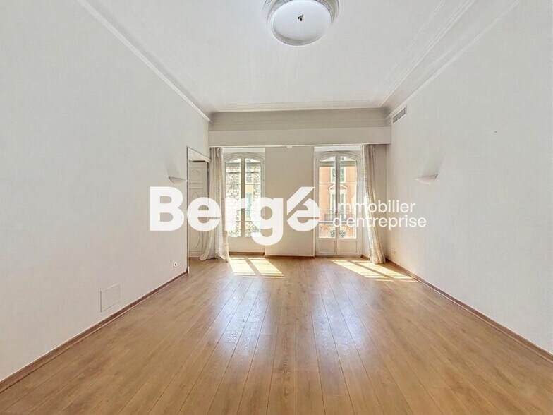 Bureau dans Nice à vendre - Photo du bâtiment - Image 2 de 20
