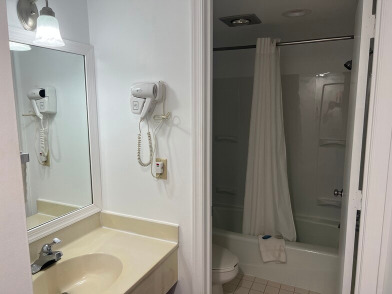 6493 Richmond Rd, Williamsburg, VA for sale - Interior Photo - Image 2 of 8