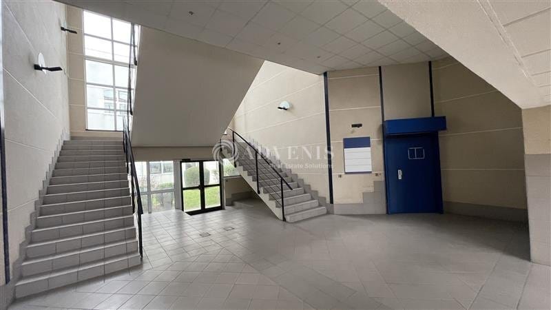 Office in Saint-Thibault-des-Vignes for lease - Lobby - Image 3 of 8