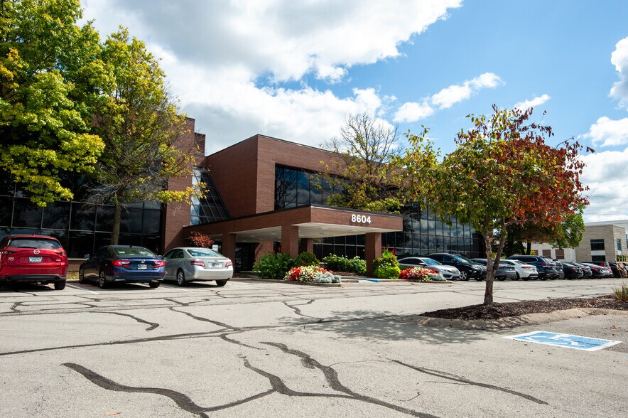 8604 Allisonville Rd, Indianapolis, IN à louer - Photo du bâtiment - Image 2 de 28