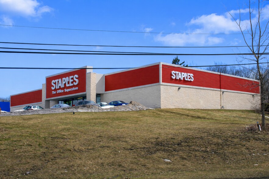 2 Plaza Dr, Auburn, NY à louer - Photo du bâtiment - Image 2 de 5