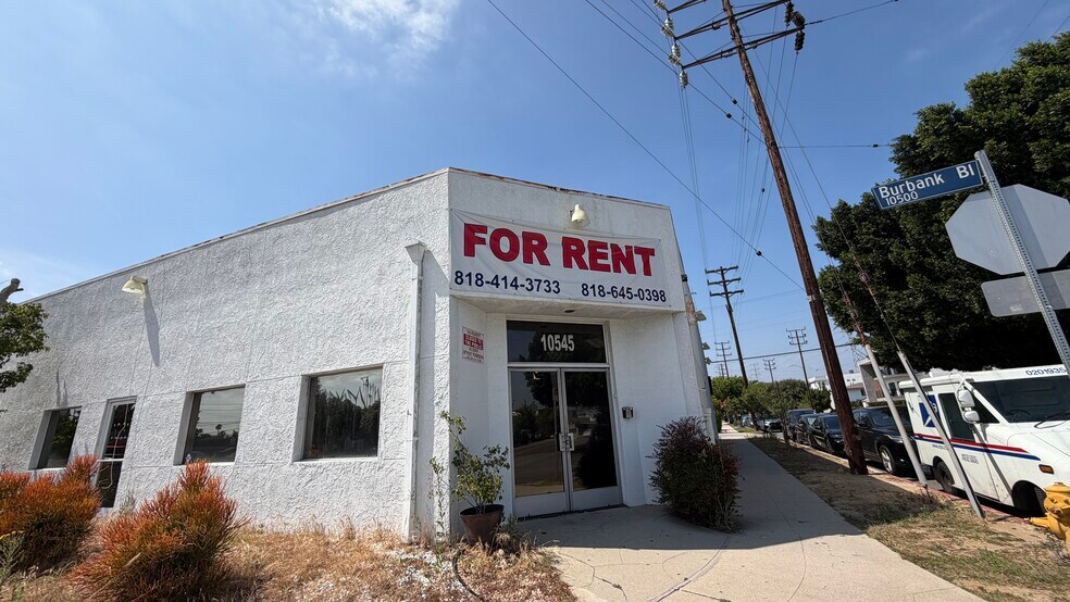 10545 Burbank Blvd, North Hollywood, CA à louer - Photo du bâtiment - Image 2 de 17