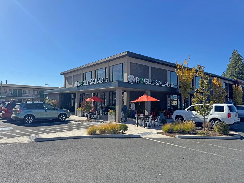 735 SE 6th St, Grants Pass, OR à louer - Photo du bâtiment - Image 3 de 9