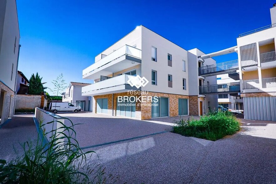 Commerce de détail dans Pusignan à louer - Photo du bâtiment - Image 1 de 3