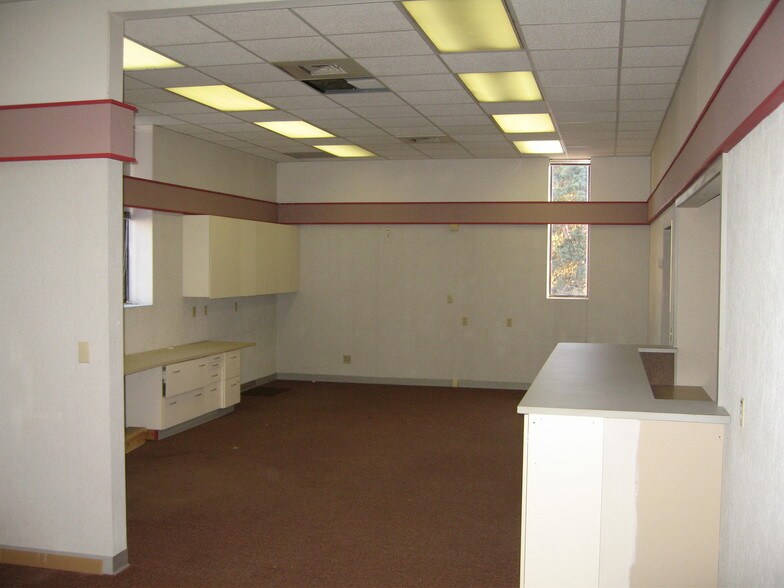 7 Thompson Rd, East Windsor, CT à louer - Photo du bâtiment - Image 3 de 11