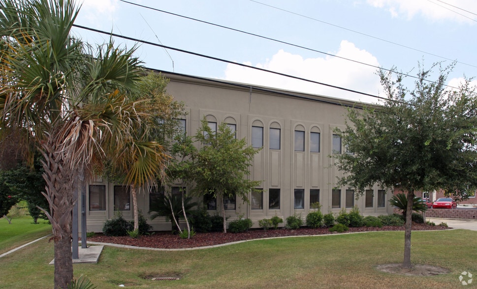 3327 Pontchartrain Dr, Slidell, LA for lease - Building Photo - Image 2 of 4