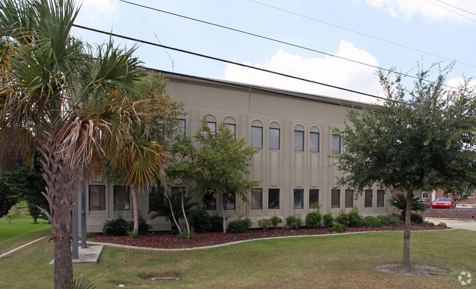3327 Pontchartrain Dr, Slidell, LA à louer - Photo du bâtiment - Image 2 de 4