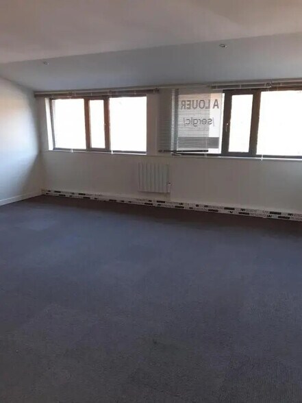 Rue Albert Einstein, Champs-sur-Marne à louer - Photo du bâtiment - Image 3 de 7