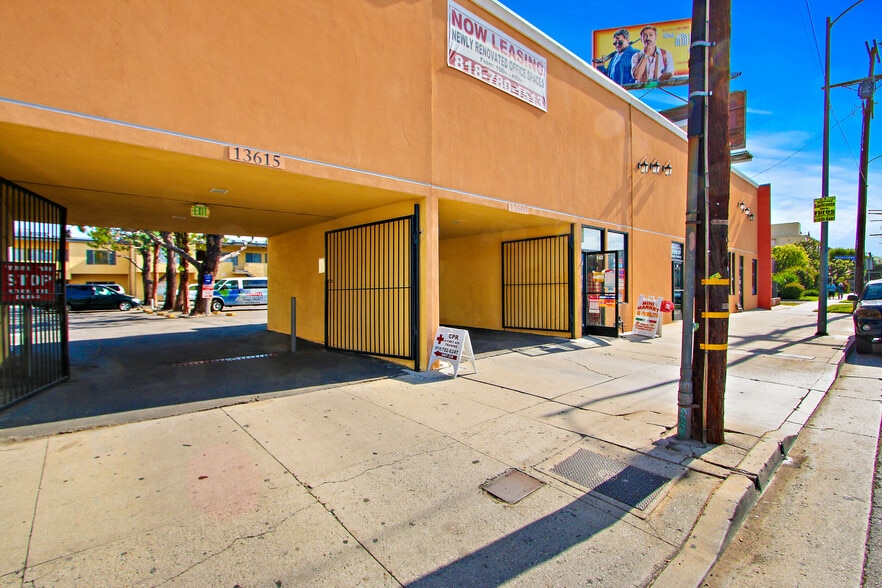 13615 Victory Blvd, Van Nuys, CA à louer - Photo du bâtiment - Image 2 de 10