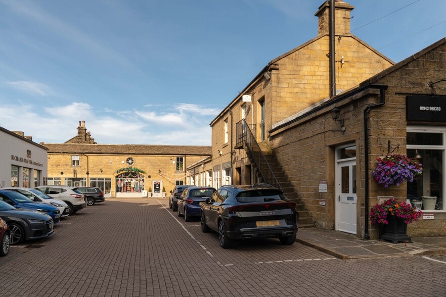 1-8 Crescent Ct portefeuille de 3 propriétés à vendre sur LoopNet.ca - Photo du bâtiment - Image 3 de 9