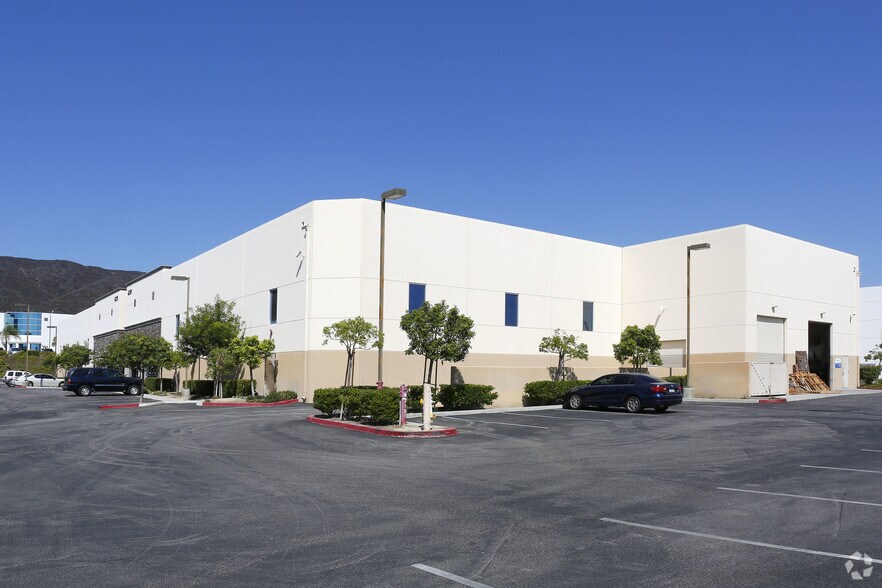 42191 Zevo Dr, Temecula, CA à louer - Photo du bâtiment - Image 2 de 3