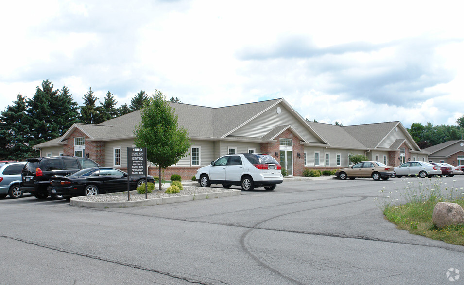 1680 Empire Blvd, Webster, NY for lease - Primary Photo - Image 1 of 2