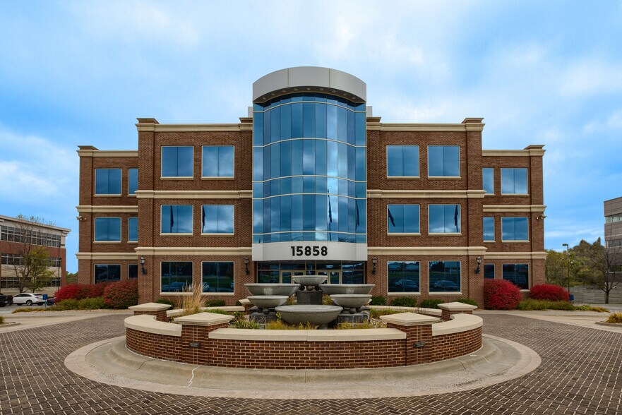 15858 W Dodge Rd, Omaha, NE à louer - Photo du bâtiment - Image 2 de 11