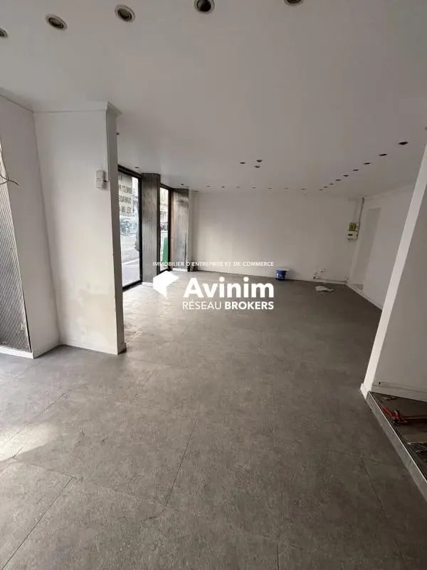 Retail in Paris for lease Interior Photo- Image 1 of 4