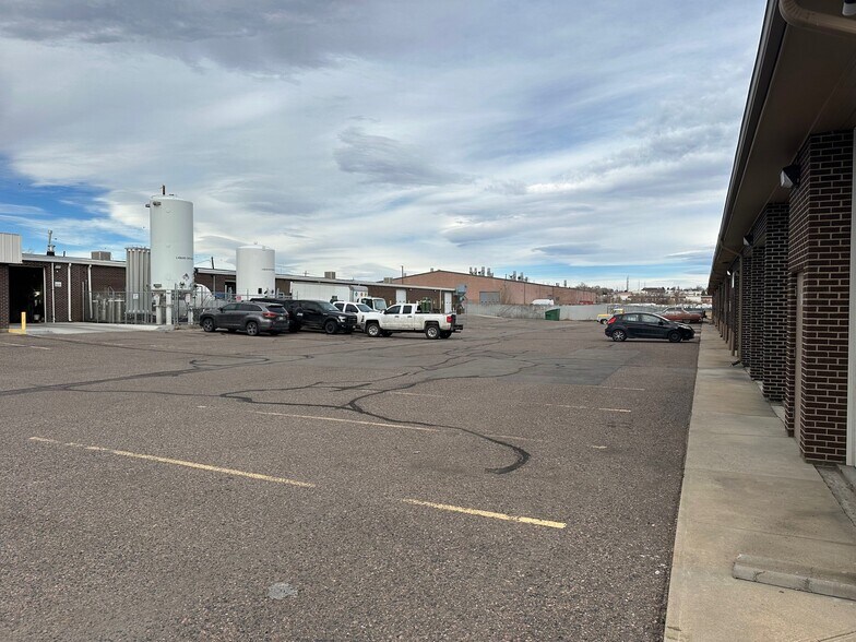 821-865 E 73rd Ave, Denver, CO à louer - Photo du bâtiment - Image 2 de 3