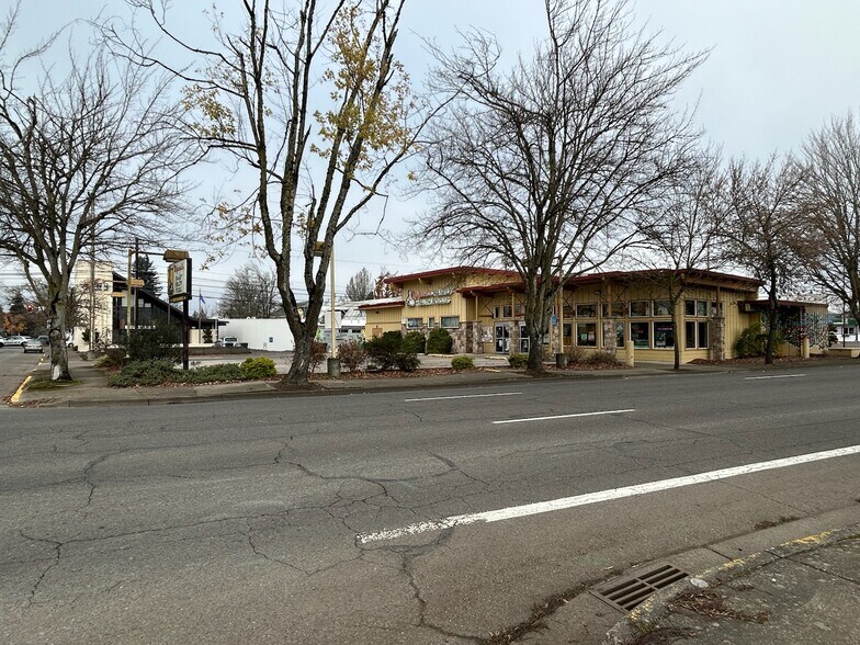 722 S A St, Springfield, OR à vendre - Photo du bâtiment - Image 2 de 7