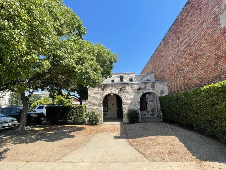 112 E Oak Ave, Visalia, CA à vendre - Photo du bâtiment - Image 2 de 4