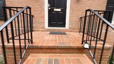 151 Village Pky NE, Marietta, GA à louer - Vidéo sur l’inscription commerciale