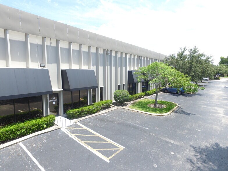 1700 NW 66th Ave, Plantation, FL à louer - Photo du bâtiment - Image 3 de 62