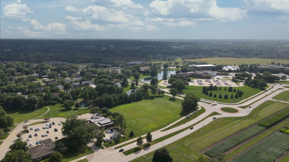 6812 62nd Avenue, Johnston, IA for sale - Primary Photo - Image 1 of 3