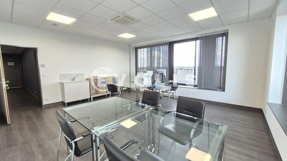 Office in Jossigny for lease - Interior Photo - Image 2 of 13